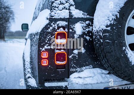 Wintereinbruch in NRW am 8.2.2021 unterwegs mit einem Land Rover Defender 110 Typ 663 im Schnee Stockfoto