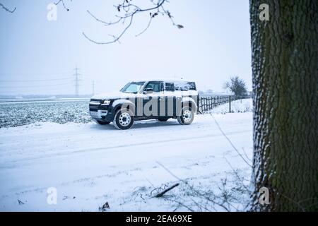 Wintereinbruch in NRW am 8.2.2021 unterwegs mit einem Land Rover Defender 110 Typ 663 im Schnee Stockfoto