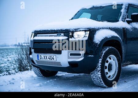 Wintereinbruch in NRW am 8.2.2021 unterwegs mit einem Land Rover Defender 110 Typ 663 im Schnee Stockfoto