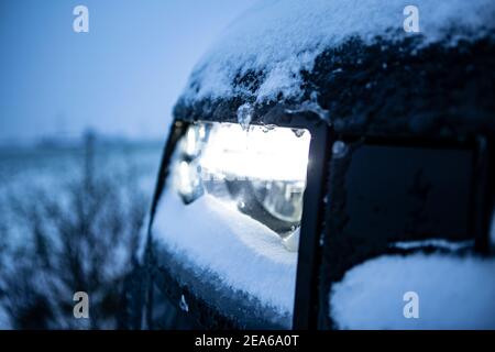 Wintereinbruch in NRW am 8.2.2021 unterwegs mit einem Land Rover Defender 110 Typ 663 im Schnee Stockfoto