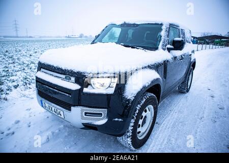 Wintereinbruch in NRW am 8.2.2021 unterwegs mit einem Land Rover Defender 110 Typ 663 im Schnee Stockfoto