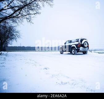 Wintereinbruch in NRW am 8.2.2021 unterwegs mit einem Land Rover Defender 110 Typ 663 im Schnee Stockfoto