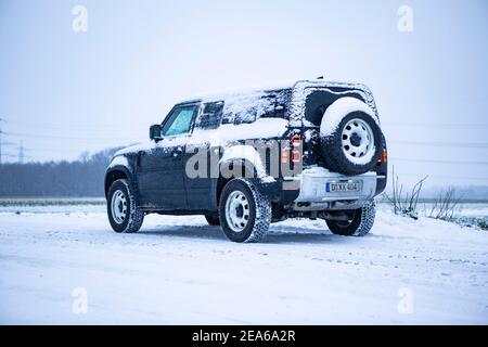 Wintereinbruch in NRW am 8.2.2021 unterwegs mit einem Land Rover Defender 110 Typ 663 im Schnee Stockfoto