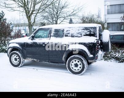 Wintereinbruch in NRW am 8.2.2021 unterwegs mit einem Land Rover Defender 110 Typ 663 im Schnee Stockfoto