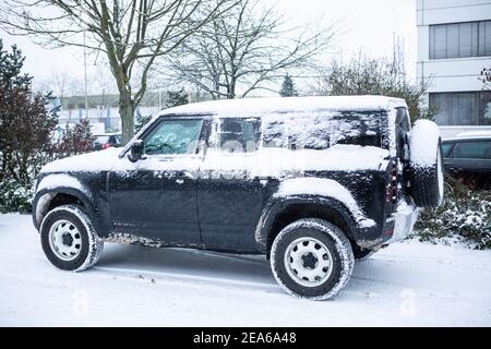 Wintereinbruch in NRW am 8.2.2021 unterwegs mit einem Land Rover Defender 110 Typ 663 im Schnee Stockfoto