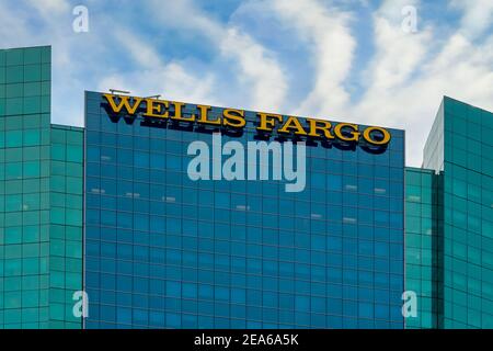 Wells Fargo-Logo auf einem Gebäude in Miami, Florida, USA Stockfoto