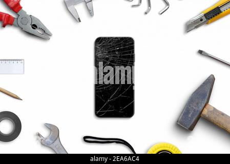 Reparatur defektes Telefon Display Konzept. Schreibtisch mit Werkzeug. Draufsicht, flach liegend Stockfoto