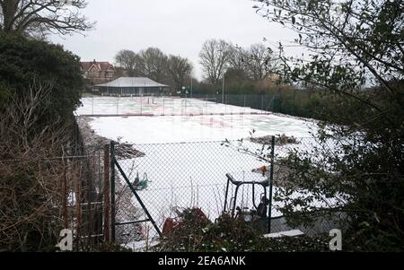 Brighton UK 8th February 2021 - Tennisplätze im Queens Park schneebedeckt Brighton nach einem leichten Schneefall über Nacht mit weiteren Prognosen für Teile des Ostens und Südostens heute: Credit Simon Dack / Alamy Live News Stockfoto