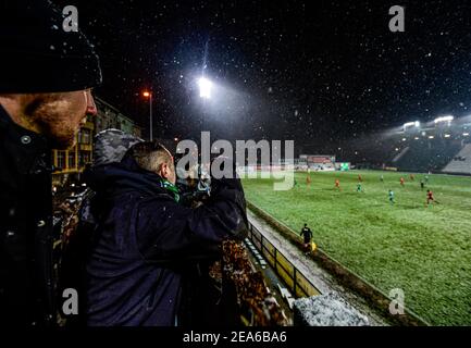 Fans, die hinter dem Zaun auf Leitern stehen, beobachten am Samstag, den 6. Februar 2021, ein tschechisches Spiel der ersten Liga zwischen den Bohemians Prag und dem FC Zbrojovka Brno in Prag, Tschechien. Inmitten restriktiver Maßnahmen, die die Anzahl der Fußballfans von der Teilnahme am Spiel begrenzen, suchen Fans nach innovativen Möglichkeiten, das Spiel während der laufenden Coronavirus-Pandemie zu beobachten. (CTK Photo/Roman Vondrous) Stockfoto