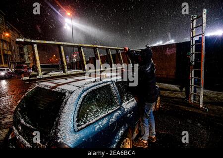 Prag, Tschechische Republik. Februar 2021, 6th. Fans, die hinter dem Zaun auf Leitern stehen, beobachten am Samstag, den 6. Februar 2021, ein tschechisches Spiel der ersten Liga zwischen den Bohemians Prag und dem FC Zbrojovka Brno in Prag, Tschechien. Inmitten restriktiver Maßnahmen, die die Anzahl der Fußballfans von der Teilnahme am Spiel begrenzen, suchen Fans nach innovativen Möglichkeiten, das Spiel während der laufenden Coronavirus-Pandemie zu beobachten. Kredit: Roman Vondrous/CTK Foto/Alamy Live Nachrichten Stockfoto