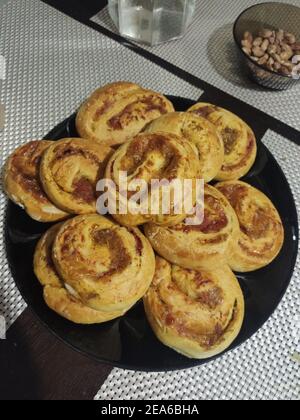 Eine schöne gebackene süße Brötchen auf einem Backblech Stockfoto