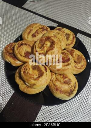 Eine schöne gebackene süße Brötchen auf einem Backblech Stockfoto