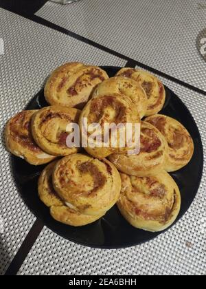 Eine schöne gebackene süße Brötchen auf einem Backblech Stockfoto