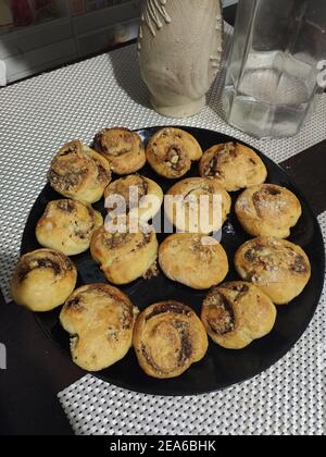 Eine schöne gebackene süße Brötchen auf einem Backblech Stockfoto