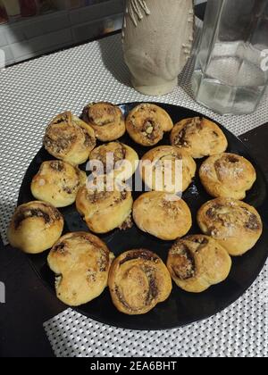 Eine schöne gebackene süße Brötchen auf einem Backblech Stockfoto