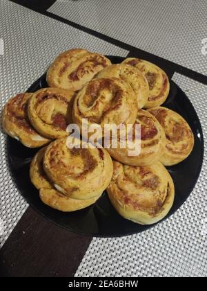 Eine schöne gebackene süße Brötchen auf einem Backblech Stockfoto