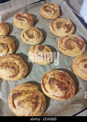 Eine schöne gebackene süße Brötchen auf einem Backblech Stockfoto
