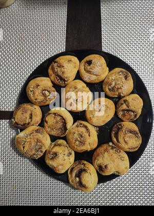 Eine schöne gebackene süße Brötchen auf einem Backblech Stockfoto