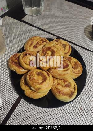 Eine schöne gebackene süße Brötchen auf einem Backblech Stockfoto