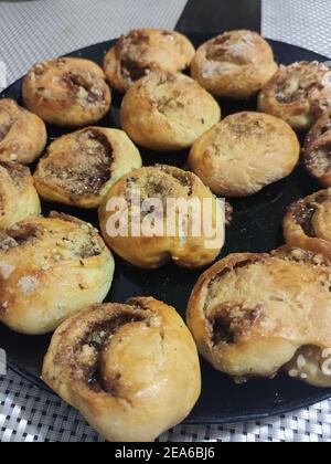 Eine schöne gebackene süße Brötchen auf einem Backblech Stockfoto