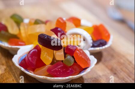 Obst Wein Gummis Süßigkeiten in einer Schüssel Stockfoto