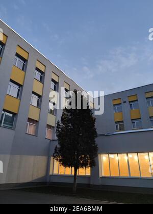 Ein neues Schulgebäude nach Renovierung mit Holz Stockfoto