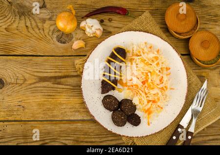 Schwarze Wurst mit Sauerkraut. Studio Foto Stockfoto