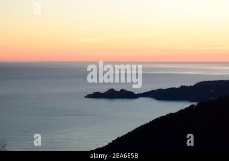 Malerische Dämmerung über Portofino Vorgebirge. Blick von Chiavari. Tigullio. Ligurien. Italien Stockfoto