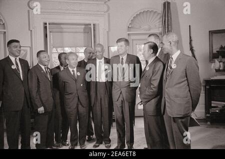 Bürgerrechtsführer treffen sich nach dem Marsch auf Washington, D.C., USA, im ovalen Büro des Weißen Hauses mit Präsident John F. Kennedy. 28. August 19 Stockfoto