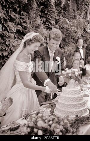 Jackie Bouvier Kennedy und John F. Kennedy schneiden den Kuchen bei ihrer Hochzeit, 12. September 1953, Newport, Rhode Island Stockfoto