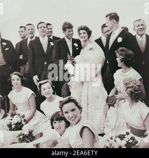 Jackie Bouvier und Jack Kennedy, in Hochzeitskleidung, mit Mitgliedern der Hochzeitsgesellschaft. 12. September 1953, Newport, Rhode Island Stockfoto