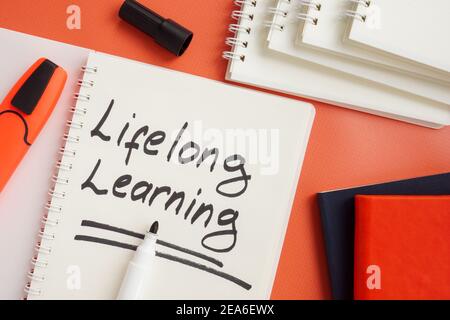 Lebenslanges Lernen Text über Bildung und Marker. Stockfoto