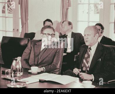 Staatssekretär Henry Kissinger und Präsident Gerald Ford saßen an einem Konferenztisch im Weißen Haus, während einer Kabinettssitzung. USA. Von Marion Stockfoto