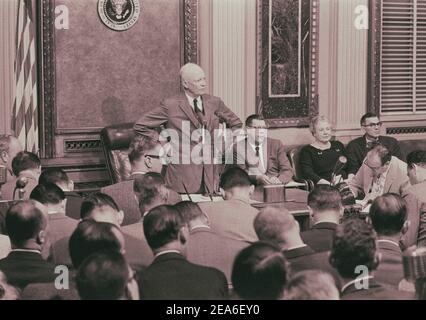 Präsident Dwight D. Eisenhower steht an einem Tisch im Weißen Haus, während einer Pressekonferenz im Weißen Haus, Washington, D.C., USA. Oktober 9, Stockfoto