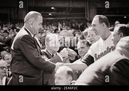 Eröffnungstag Baseball-Spiel, Lyndon B. Johnson wirft. USA. 12. April 1965 Stockfoto
