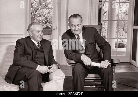 Der amerikanische Präsident Lyndon Johnson und der britische Premierminister Harold Wilson bei der Pressekonferenz im Weißen Haus, Washington, D.C., USA. Von Marion S. Trikosko ( Stockfoto