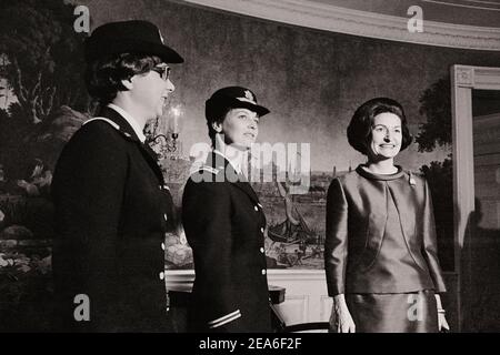 Mrs. Lyndon B. Johnson mit Krankenschwestern, die in Vietnam dienten (Julie Klebaum und Catherine Chilling). 18. November 1965 Stockfoto