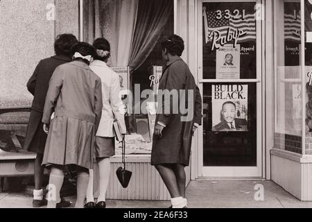 Vintage-Foto von Martin Luther King Plakaten auf Schaufenster. Schilder in der Innenstadt 'Don't work' für Martin L. King. USA. 3. April 1969 Stockfoto