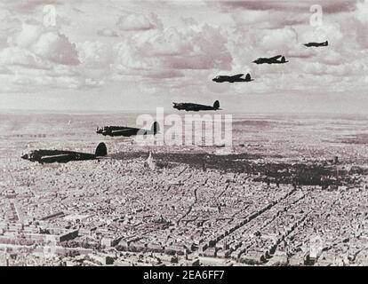 Ein Geschwader deutscher Heinkel He-111 Zweimotorenbomber der Nazi-Luftwaffe am Himmel über Paris. Frankreich. 1940 Stockfoto
