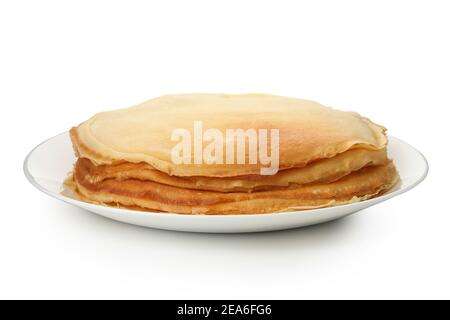 Teller mit dünnen Pfannkuchen isoliert auf weißem Hintergrund Stockfoto