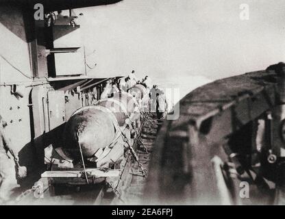 Der Stapellauf von japanischen „Kaiten“-von Menschen kontrollierten Torpedos vom leichten Kreuzer „Kitakami“. Stockfoto