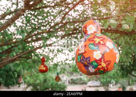 Kalabash Kürbis dekorative Lampe im Garten hängen. Türkische Kultur und handgemachtes Konzept Stockfoto
