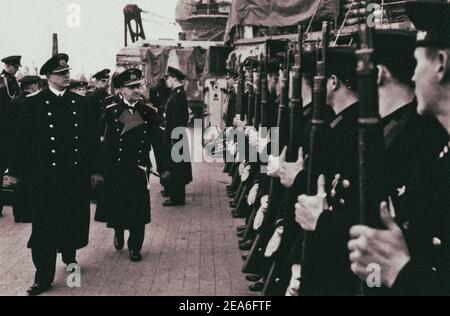 Besuch von Großadmiral Kriegsmarine Erich Raeder zum „Scharnhorst“-Schlachtschiff der NS-Kriegsmarine. Neben dem deutschen Admiral Raeder ist der Comman Stockfoto