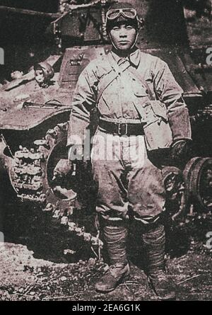 Japanischer Tanker posiert vor dem Hintergrund seines Kampffahrzeugs – Typ 95 „Ha-Go“ leichter Panzer. Typ 95 ist ein japanischer leichter Panzer der 1930er Jahre. Auch Stockfoto