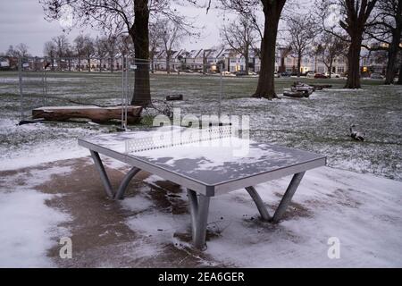 Schneebedeckte Dächer und die glühenden Lichter in den Veranden der edwardianischen Häuser und Wohntürme im Süden Londons werden am 8th. Februar 2021 in London, England, gebaut. Stockfoto