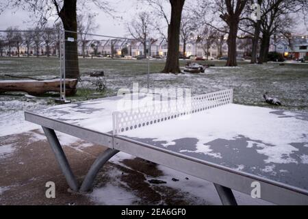 Schneebedeckte Dächer und die glühenden Lichter in den Veranden der edwardianischen Häuser und Wohntürme im Süden Londons werden am 8th. Februar 2021 in London, England, gebaut. Stockfoto