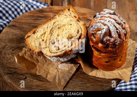 Osterkuchen Kraffin. Kraffine mit Rosinen, kandierten Früchten und Mohn, mit Puderzucker bestreut. Nahaufnahme von hausgemachtem Kuchen. Cruffin. Stockfoto