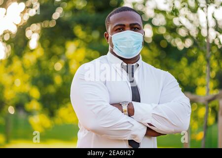 Porträt des verantwortlichen Geschäftsmannes, der Schutzmaske trägt. Covid-19-Virus-Pandemiekonzept. Stockfoto