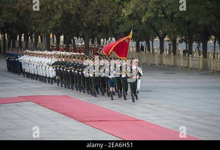 Chinesische Soldaten der Präsidentenverehrungsgarde mit Gewehren und Waffen marschieren in enger Formation während eines ausländischen würde-Besuches in der Hauptstadt Chinas, in der Großen Halle des Volkes auf dem Platz des Himmlischen Friedens im Zentrum von Peking © Time-Snaps Stockfoto