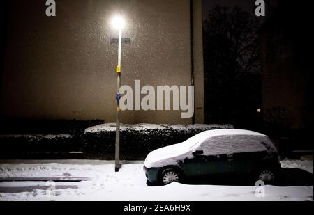 Hannover, Deutschland. Februar 2021, 08th. Bei starkem Schneefall wird in South Town unter einer Straßenlaterne ein Auto geparkt. Quelle: Hauke-Christian Dittrich/dpa/Alamy Live News Stockfoto